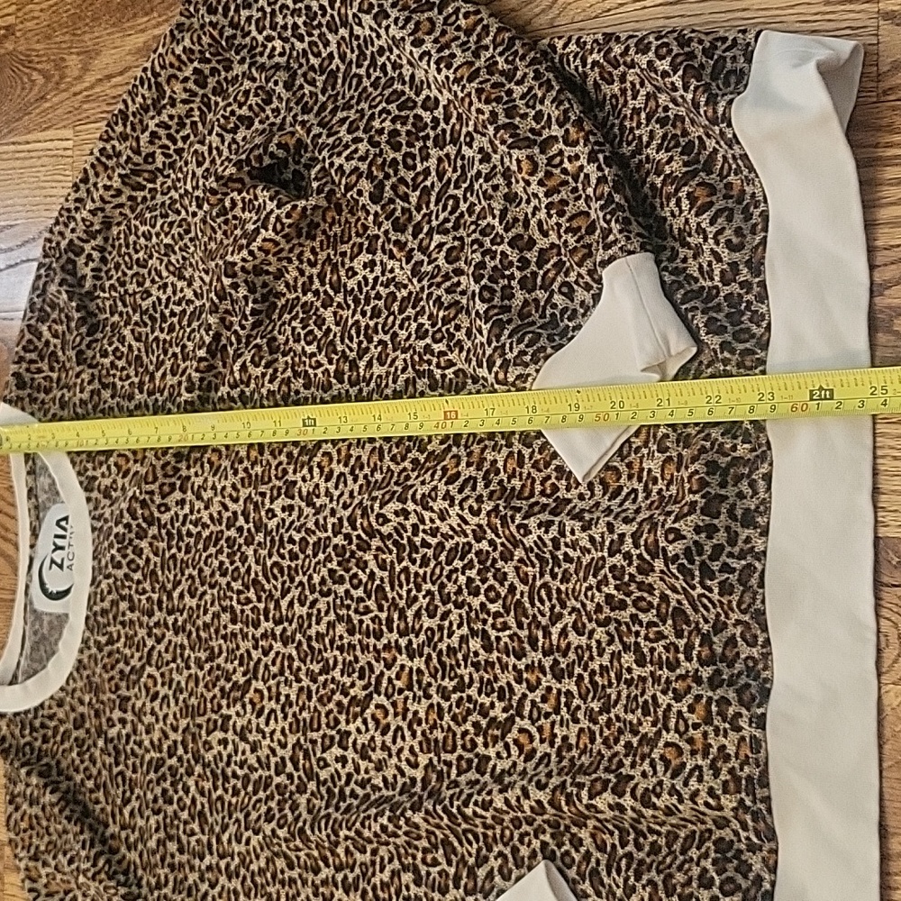 (M) ZYIA Active Leopard Print Crew Neck Sweater - Picture 4 of 9